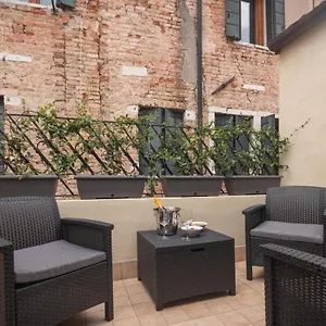 Sant'aponal Cozy With Balcony R&r Apartment